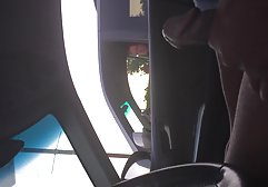 بلوند عکس سکس وسوپر چربی با گربه بازی می کند
